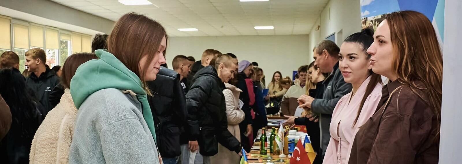 Студенти спілкуються з представниками DYKUN на кар'єрному ярмарку